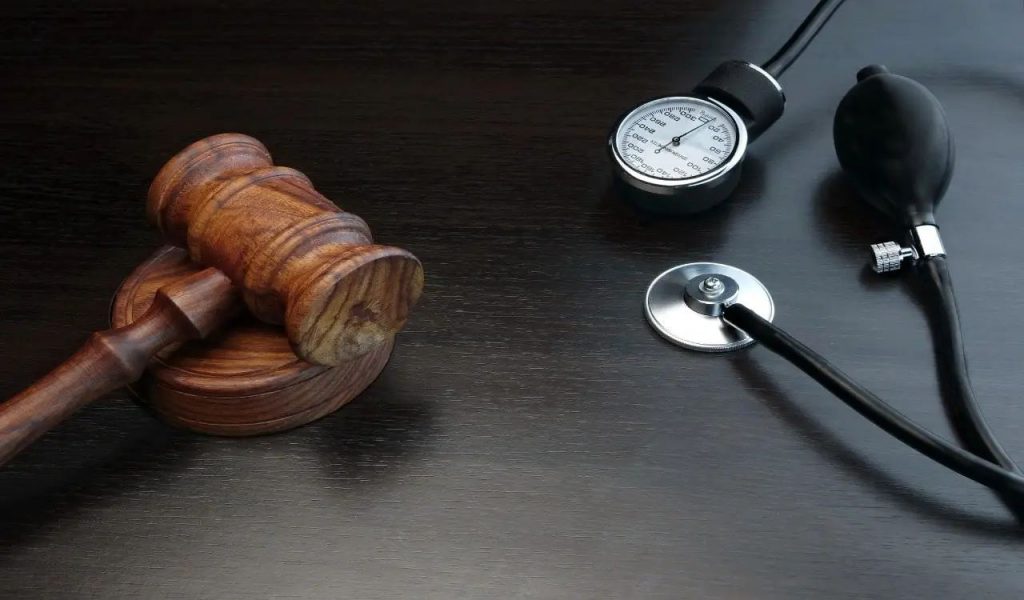وکیل برای شکایت از مراکز زیبایی و درمانی