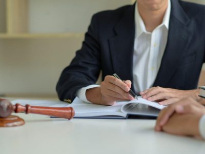 وکیل برای یک جلسه دادگاه